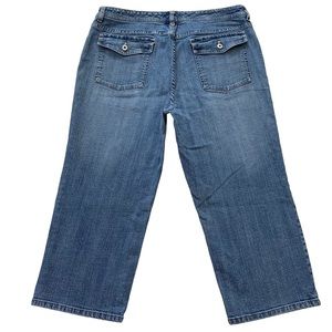 Chico’s Platinum Women’s Mid Rise Light Wash Capri Jeans Size Large / 14
